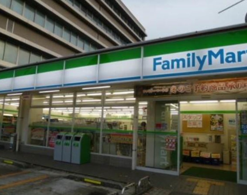 コンビニ　ファミリーマート世田谷教育会館前店（コンビニ）まで332m