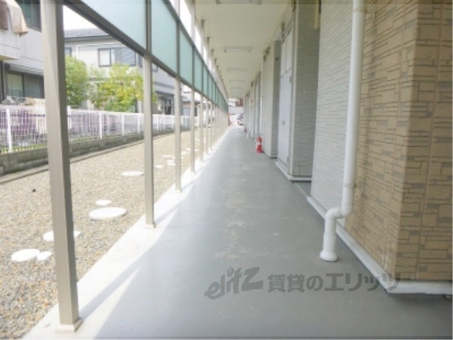 エントランス　一階廊下