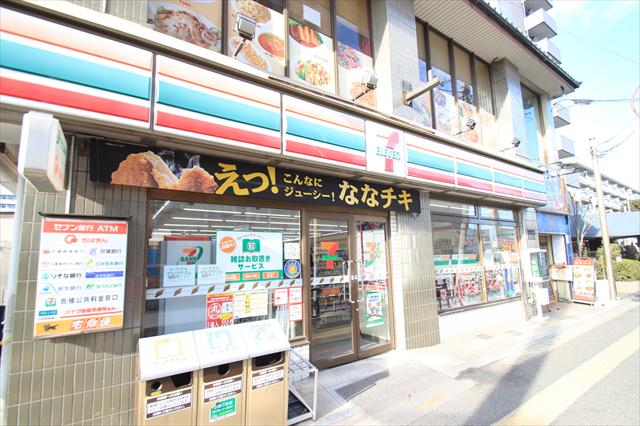 コンビニ　セブンイレブン（コンビニ）まで906m