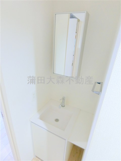 洗面設備　鏡裏収納の独立洗面台