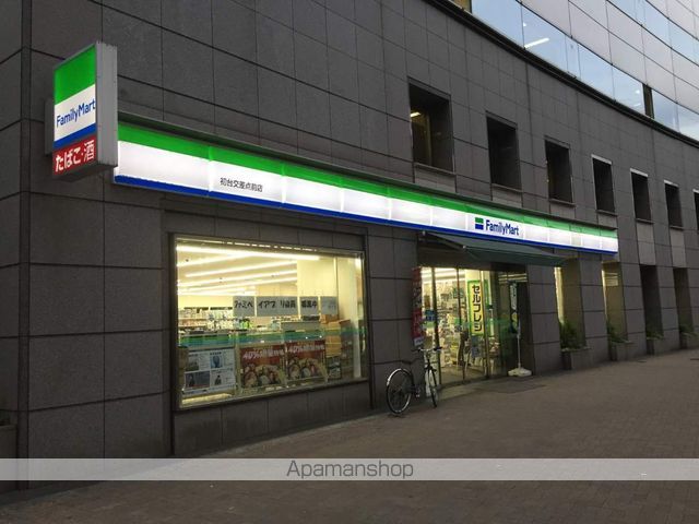 コンビニ　ファミリーマート（コンビニ）まで586m