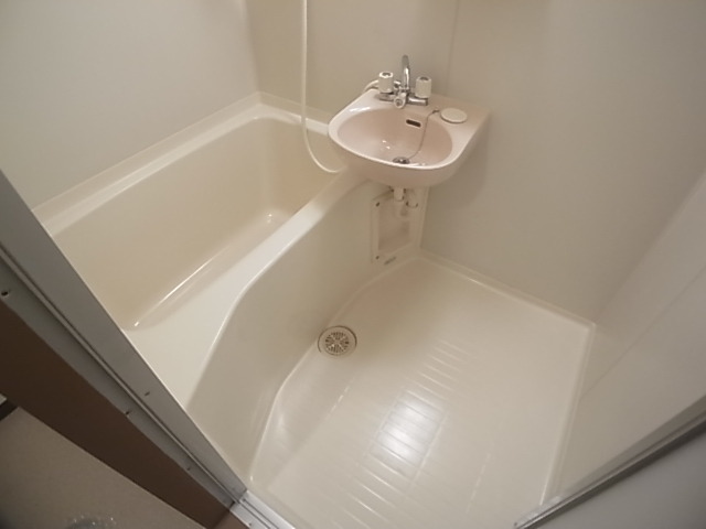 バス・シャワールーム　お風呂・トイレ別のセパレートです。