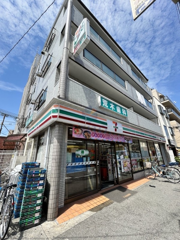 コンビニ　セブンイレブン豊中服部豊町1丁目店（コンビニ）まで84m