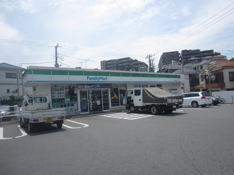 コンビニ　ファミリーマート（コンビニ）まで701m