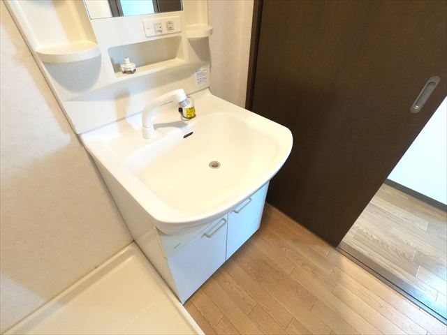 洗面設備　広い洗面脱衣所は朝シャンも出来ます。