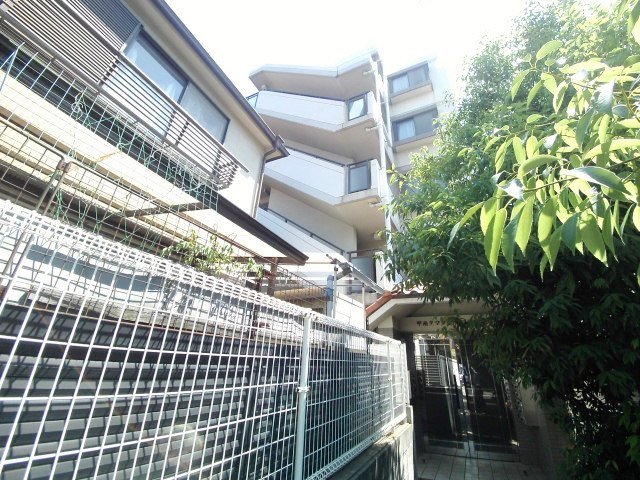 建物外観　甲南商店街すぐ近く（125m)にあります。