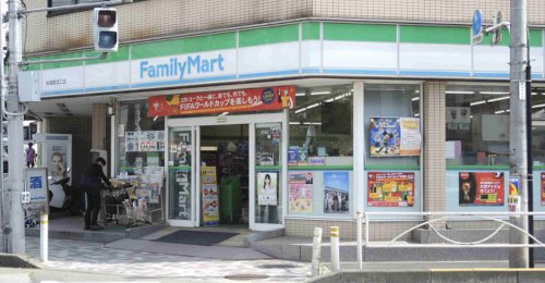 コンビニ　ファミリーマート 秀栄高尾駅北口店（コンビニ）まで585m