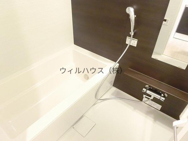 バス・シャワールーム　広めのバスタブでゆったりできます！