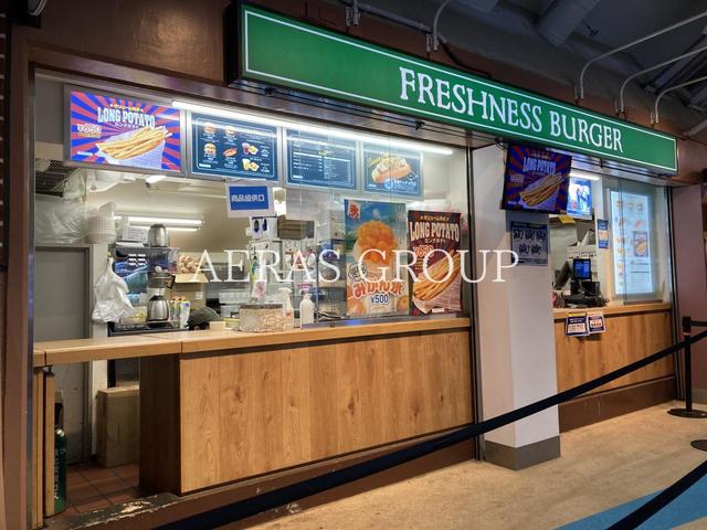 飲食店　フレッシュネスバーガー横浜スタジアム店（飲食店）まで510m