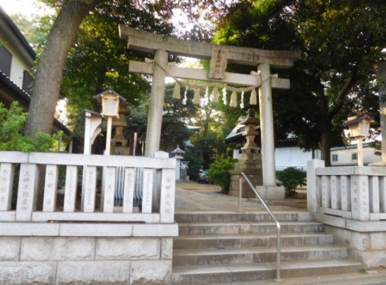 その他　稲荷神社（その他）まで528m