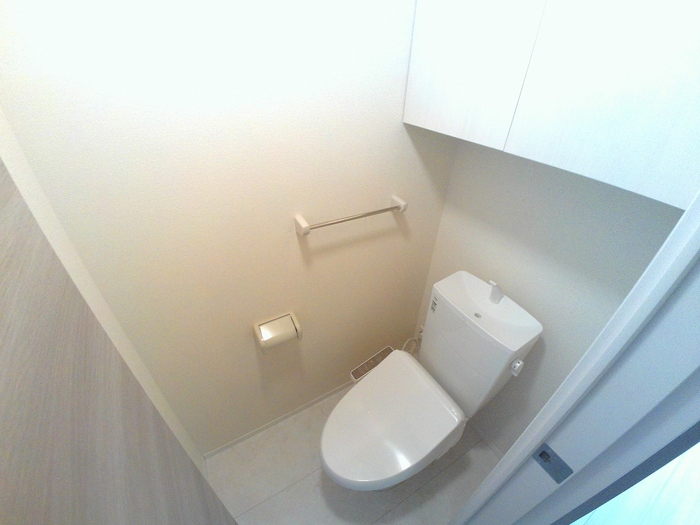 トイレ　落ち着いた色調のトイレです