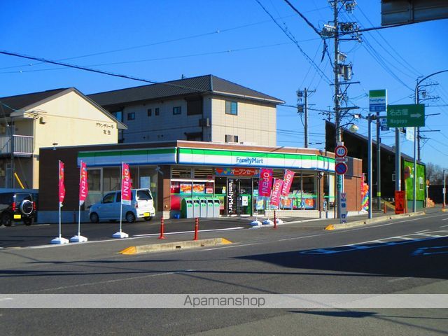コンビニ　ファミリーマート（コンビニ）まで121m