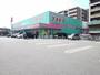 ドラックストア　コスモス博多南駅店（ドラッグストア）まで945m