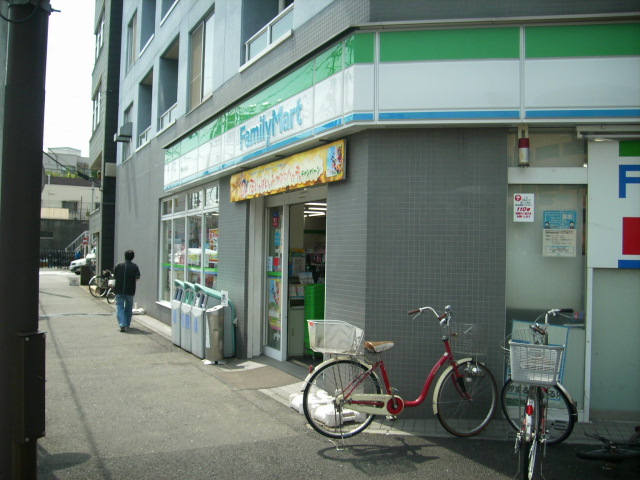 コンビニ　ファミリーマート鶴見仲通店（コンビニ）まで326m