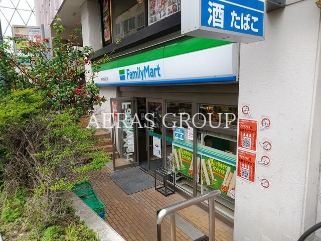 コンビニ　ファミリーマート 東中野駅西口店（コンビニ）まで158m