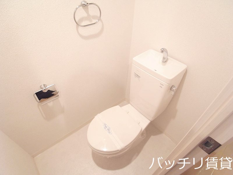 トイレ　別号室タイプの為、現状を優先致します。
