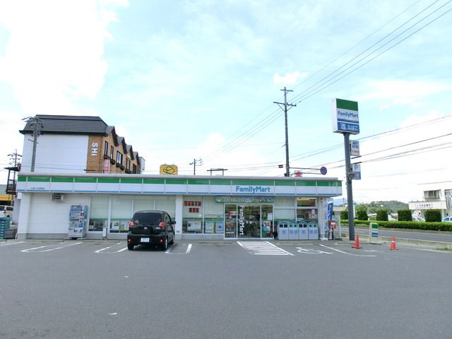 コンビニ　ファミリーマート（コンビニ）まで1100m