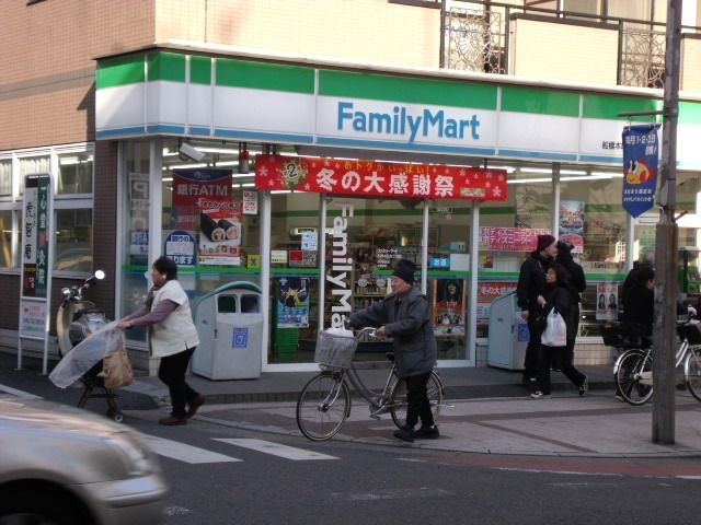 コンビニ　ファミリーマート（コンビニ）まで120m