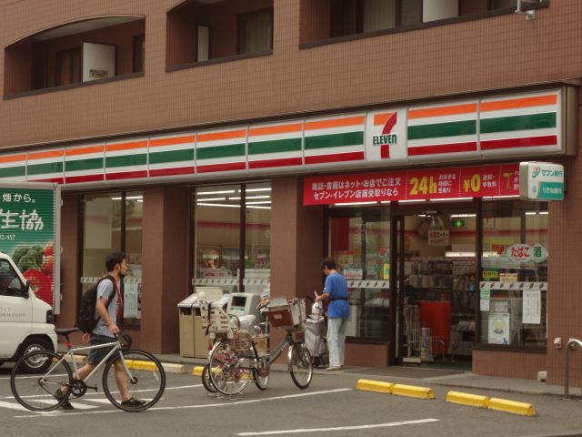 コンビニ　セブンイレブン（コンビニ）まで620m