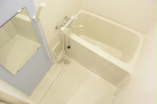 バス・シャワールーム　壁面の色はお部屋により異なります。