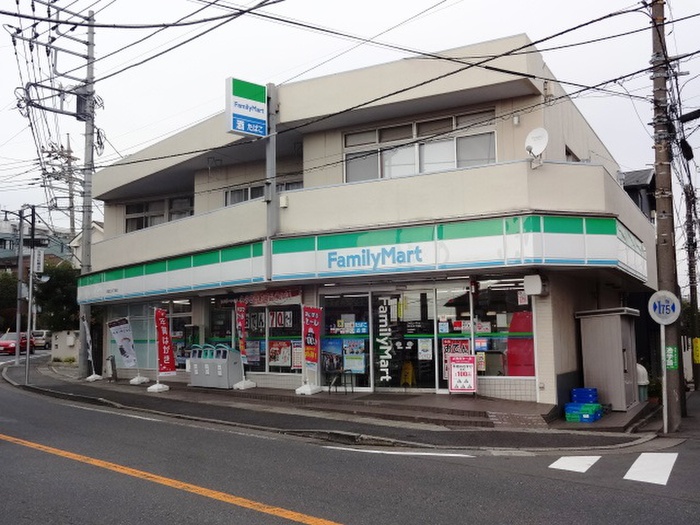 コンビニ　ファミリーマート（コンビニ）まで550m