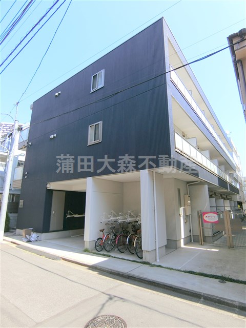 建物外観　2015年12月築　鉄骨造地上3階建て総戸数20戸インターネ