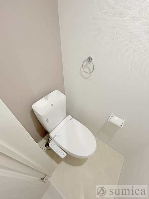 トイレ　人気アイテムの温水洗浄便座。清潔感のあるトイレです。