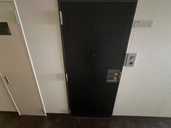 玄関　※写真は同じマンションの違う部屋のものになります。