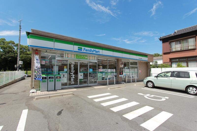 コンビニ　ファミリーマート中川富田公園東店（コンビニ）まで218m