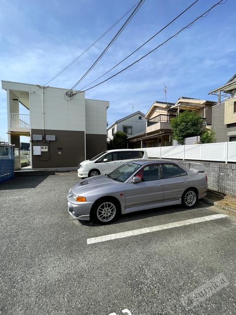 駐車場　広々とした駐車スペース。ハイルーフ車ＯＫ。