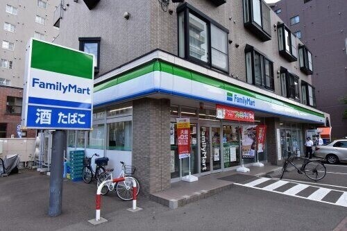 コンビニ　ファミリーマート北海学園前店（コンビニ）まで896m