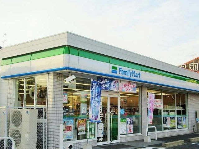 コンビニ　ファミリーマート（コンビニ）まで1100m