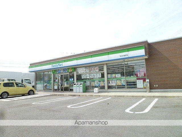 コンビニ　ファミリーマート（コンビニ）まで600m