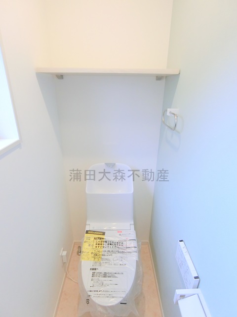 トイレ　窓と温水洗浄便座付きのトイレ