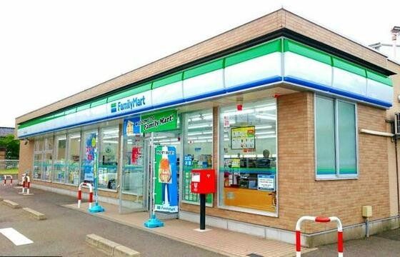 コンビニ　ファミリーマート金沢乙丸町店（コンビニ）まで353m