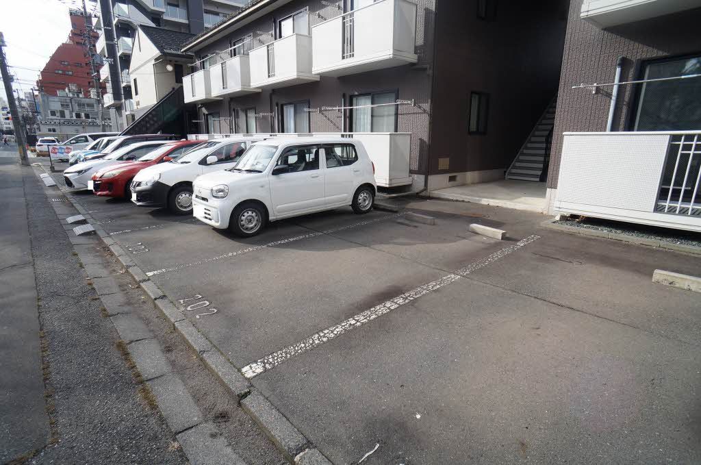建物外観　駐車場