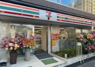 コンビニ　セブンイレブン新宿信濃町店（コンビニ）まで243m