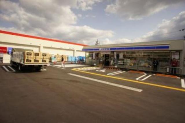 コンビニ　ローソン八尾木の本一丁目店（コンビニ）まで297m