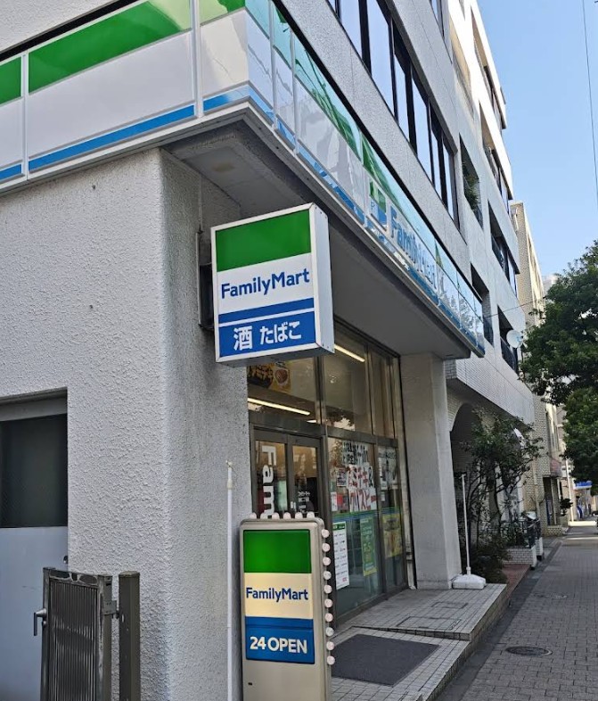 コンビニ　ファミリーマート麹町二丁目店（コンビニ）まで98m