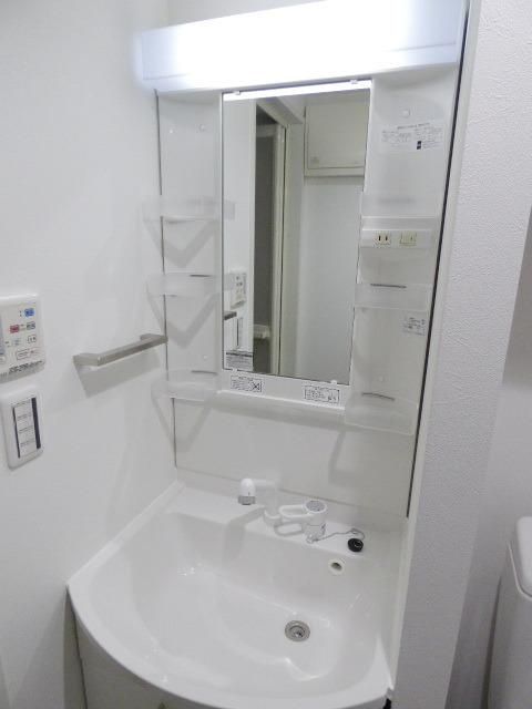洗面設備　シャンプードレッサー付き洗面台