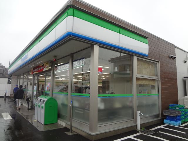 コンビニ　ファミリーマート（コンビニ）まで530m