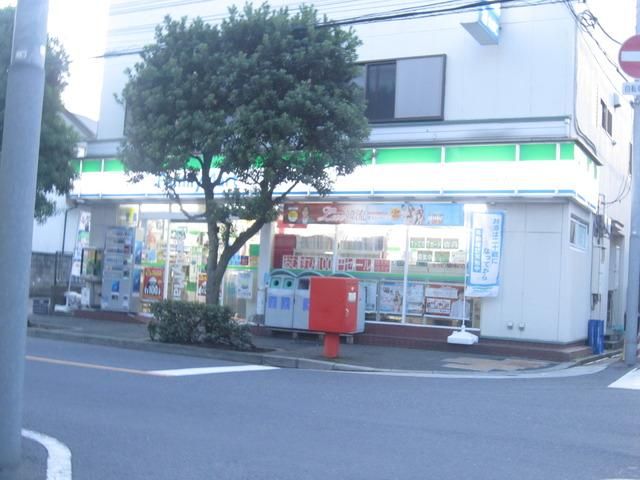 コンビニ　ファミリーマート（コンビニ）まで650m