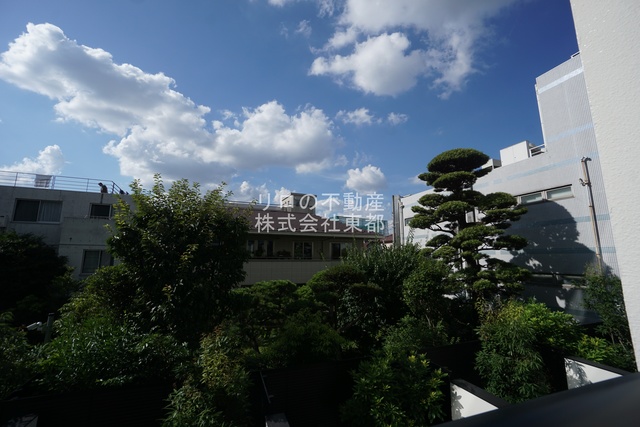 眺望　バルコニーからの景色です！圧迫感がないので暮らしやすい♪