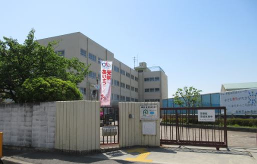 中学校　高槻市立如是中学校（中学校）まで225m
