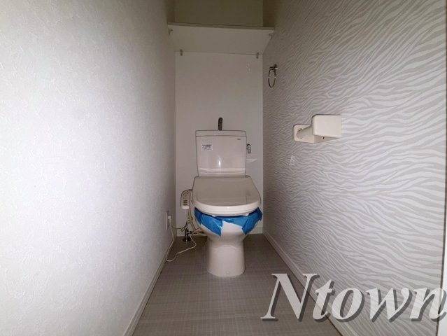 トイレ　落ち着いた色調のトイレです