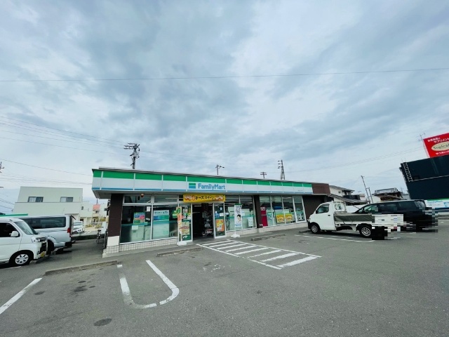 コンビニ　ファミリーマート鈴鹿三日市店（コンビニ）まで615m
