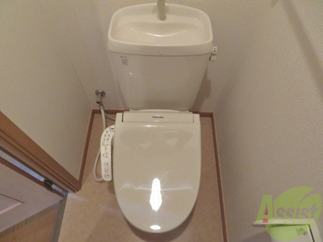 トイレ　ウォシュレット機能がついたトイレです。安心して使用できますね