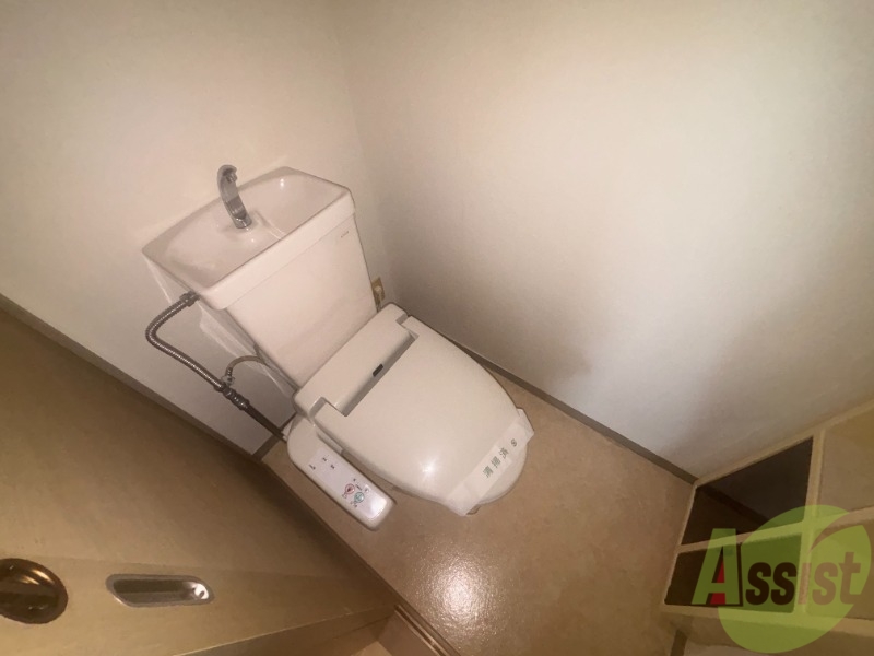 トイレ　トイレは温水洗浄便座です。シンプルな雰囲気になっています。