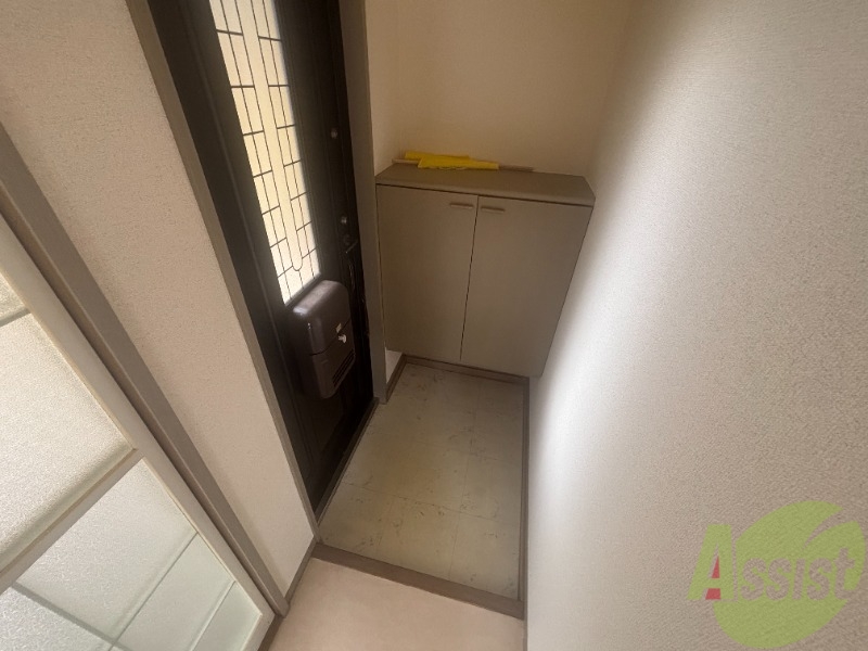 玄関　こちらは玄関のお写真です。広々としていて靴の着脱に便利です