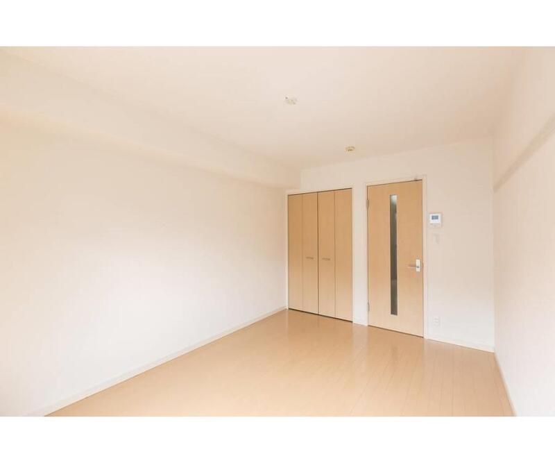 その他部屋・スペース　落ち着いた色合いの床材を使用した居住空間